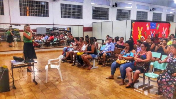 PAIS E CRIANÇAS DO PETIT PARTICIPAM DE PALESTRAS