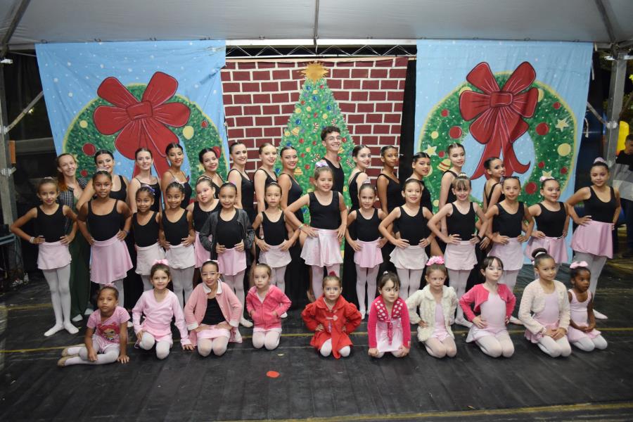 NOITE ESPECIAL NA PRAÇA DA MATRIZ CONTOU COM APRESENTAÇÃO DE BALLET