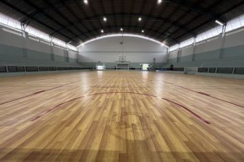 PREFEITURA CONCLUI REFORMA DO POLIESPORTIVO DA VILA SANTA TEREZINHA