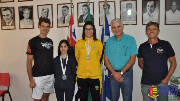 Campeãs de taekwondo são recebidas no gabinete