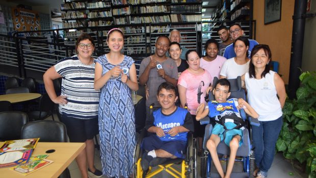 BIBLIOTECA RECEBE ALUNOS NO DIA NACIONAL DO LIVRO