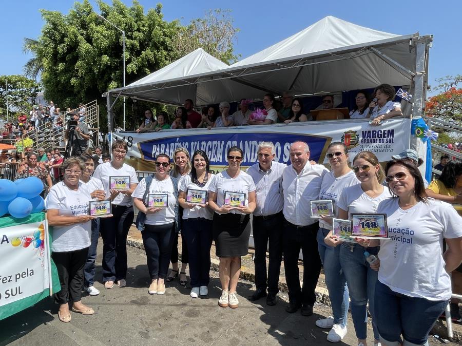 MAIS DE 2000 INTEGRANTES PARTICIPARAM DO DESFILE EM COMEMORAÇÃO AO ANIVERSÁRIO DA CIDADE