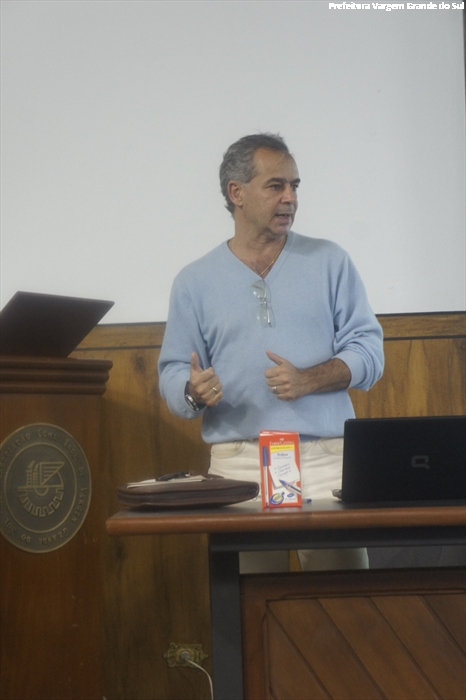 Consultor apresenta projeto de desenvolvimento do município a empresários na ACI