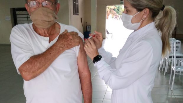 MUNICÍPIO CONTINUA A CAMPANHA DE VACINAÇÃO CONTRA COVID-19
