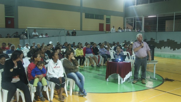 Moradores do Conjunto Habitacional Antônio Ribeiro Filho aprendem funcionamento do aquecedor solar