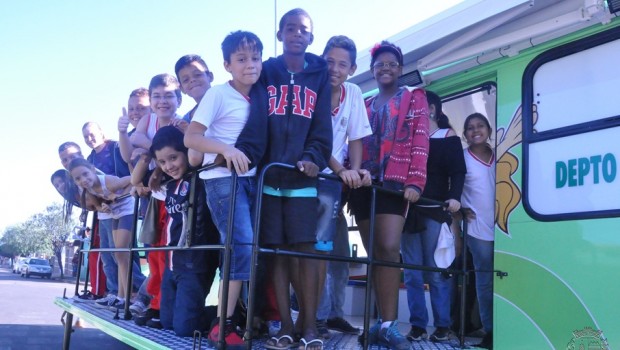 Biblioteca Móvel percorre escolas e creches com o projeto “Leitura sobre rodas”
