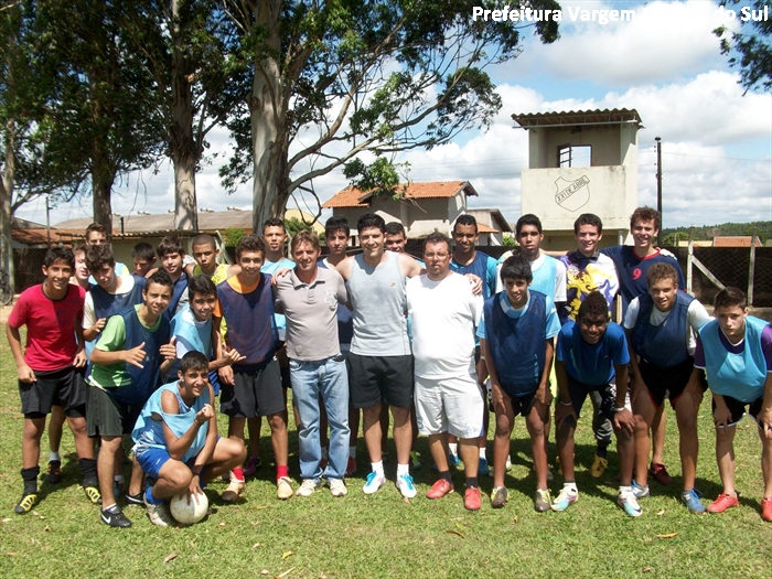 André Leone visita escolinha de futebol