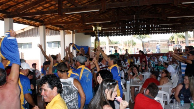 Unidos da Vila comemora vitória no Campeonato Municipal de Futebol 2013