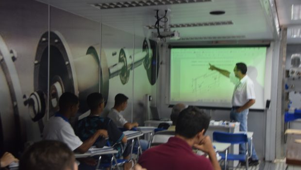 CARRETA DO SENAI EM VARGEM COM CURSO GRATUITO DE AUXILIAR DE MECÂNICO DE MANUTENÇÃO