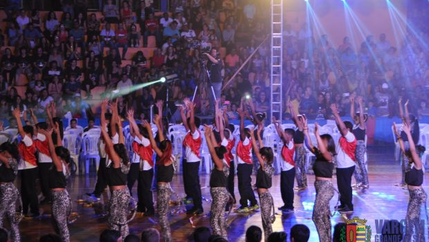 FORMATURA DOS ALUNOS DOS 5º ANOS DAS ESCOLAS MUNICIPAIS EMOCIONA PÚBLICO