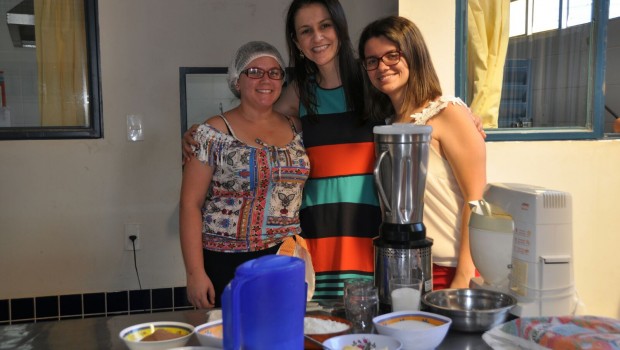 Merendeiras participam de capacitação sobre doces, salgados e primeiros socorros