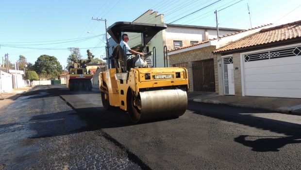 RUAS DE ALGUNS BAIRROS DO MUNICÍPIO ESTÃO RECEBENDO RECAPEAMENTO ASFÁLTICO