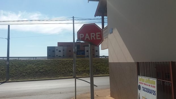 VANDALISMO NA SINALIZAÇÃO DE TRÂNSITO CAUSA PREJUÍZOS AO MUNICÍPIO