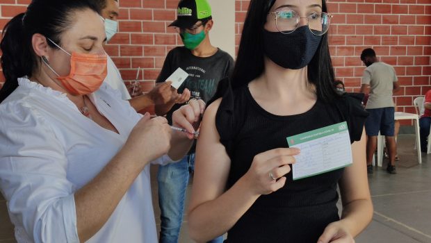 VACINAÇÃO CONTRA A COVID-19 PARA JOVENS COM E SEM COMORBIDADES FOI REALIZADA HOJE (30)