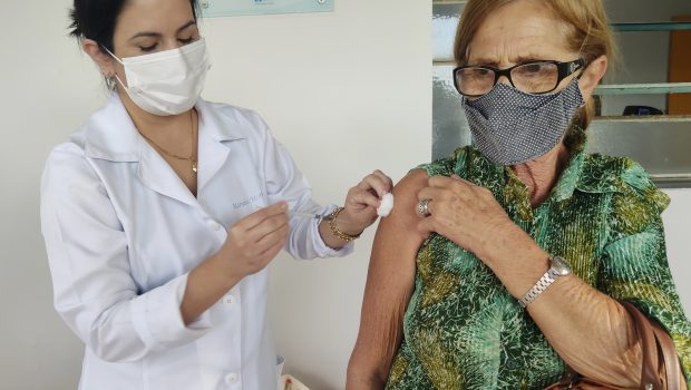 HOJE, DIA 16, FOI REALIZADA A VACINAÇÃO DA 2ª DOSE CONTRA COVID-19 NAS PESSOAS DE 66 ANOS