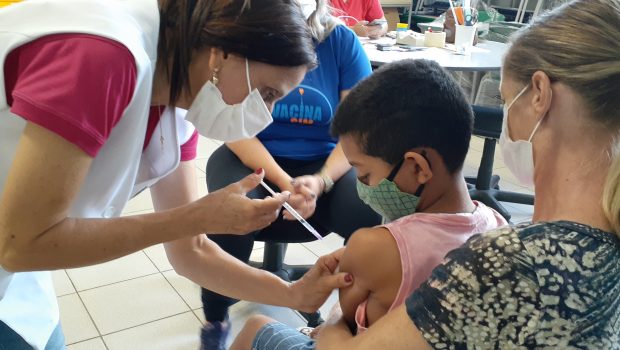 DEPARTAMENTO DE SAÚDE DE VARGEM COMEÇOU A VACINAÇÃO CONTRA COVID-19 NAS ESCOLAS