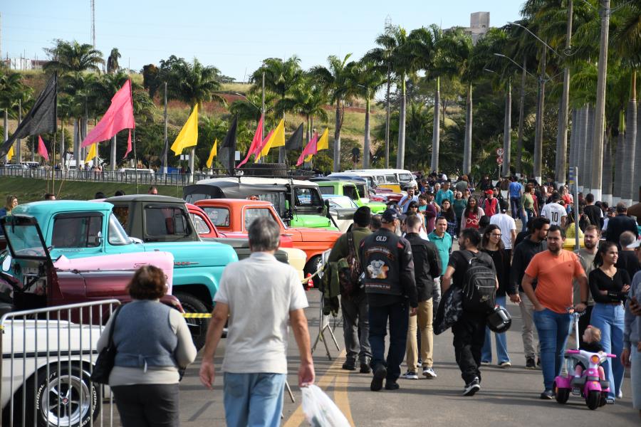 MILHARES DE PESSOAS ESTIVERAM NO ENCONTRO DE CARROS ANTIGOS EM VARGEM