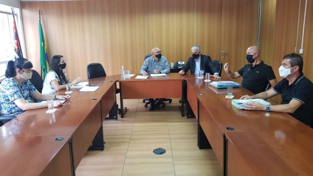 PREFEITO PARTICIPA DE AUDIÊNCIA NO FDE PARA RETOMADA DAS OBRAS DAS CRECHES DO JD. FERRI E IRACEMA