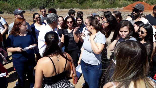 ALUNOS DA UNIFEOB VISITAM FUTURO PARQUE DA CIDADE