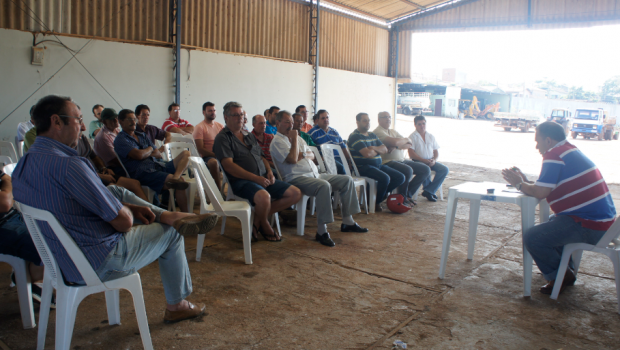 Prefeito reuniu-se com motoristas no pátio do Almoxarifado