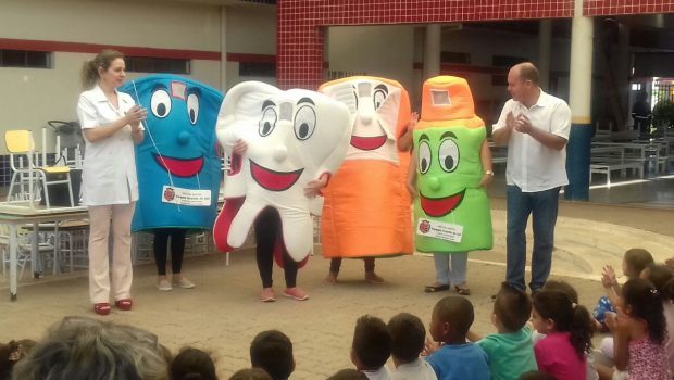 CRECHES MUNICIPAIS RECEBEM TEATRO INFANTIL “AMIGOS DOS DENTES”