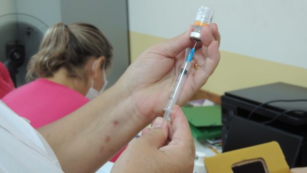 CERCA DE 900 PESSOAS FORAM  VACINADAS CONTRA A COVID-19 DURANTE ESSA SEMANA