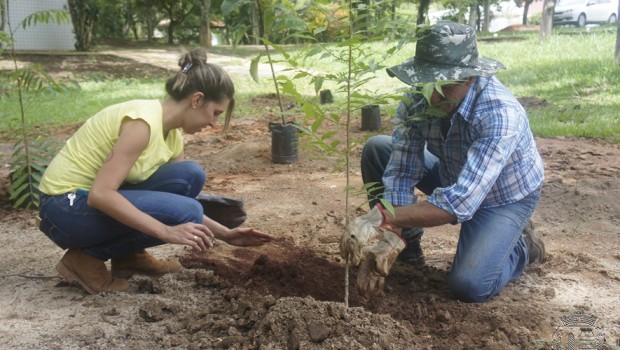 Meio Ambiente realiza plantio de mudas nativas para recuperação ambiental do Bosque
