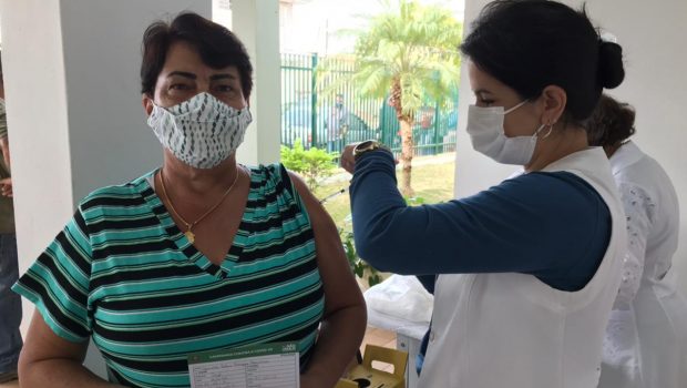 DEPARTAMENTO DE SAÚDE REALIZOU VACINAÇÃO DE PESSOAS COM 54 ANOS CONTRA COVID-19