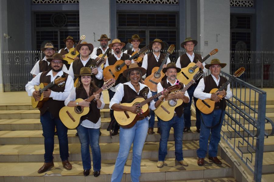 ORQUESTRA DE VIOLA CAIPIRA CANTA E ENCANTA A TODOS OS PRESENTES