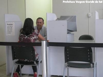 Prefeito atende contribuintes no Setor Tributário