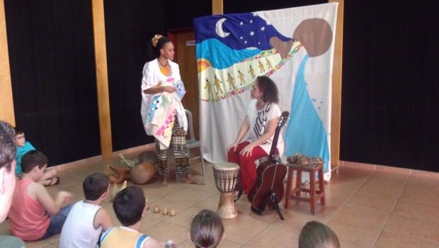 Escola de Música recebeu o espetáculo “Agbalá conta e sua cabaça de histórias”