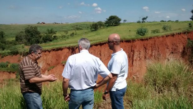 Diretor do DAEE inspeciona voçoroca