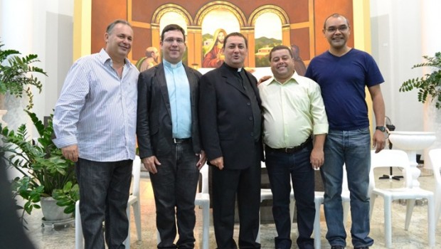 Prefeito Celso Itaroti prestigia homenagem ao padre Carlos Henrique do Prado