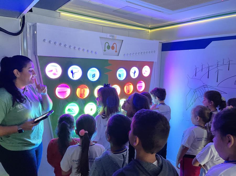 ALUNOS DAS ESCOLAS MUNICIPAIS ESTÃO PARTICIPANDO DAS AULAS DE ENERGIA OFERECIDA PELA UNIDADE MÓVEL EDUCACIONAL ELEKTRO
