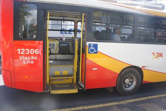 Novos ônibus circulares estão adaptados para transportar cadeirantes