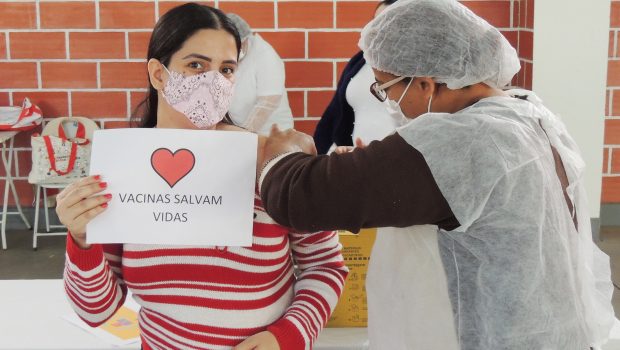 HOJE (2) FORAM VACINADAS PESSOAS DE 40 E 41 ANOS CONTRA A COVID-19