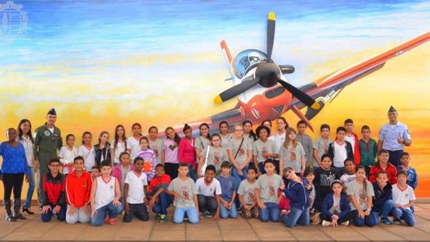 Alunos da escola Francisco Ribeiro Carril visitam a Academia da Força Aérea