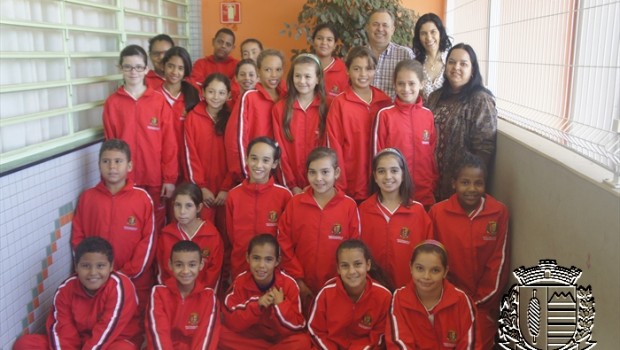 Prefeitura entrega uniformes de inverno para estudantes da rede municipal
