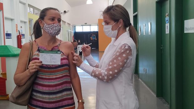 SEGUNDA DOSE DA VACINA CONTRA COVID-19 EM PROFISSIONAIS DA EDUCAÇÃO FOI APLICADA NESSA SEGUNDA-FEIRA