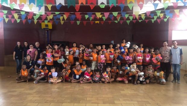 CRIANÇA E ADOLESCENTES DO PROJETO “TIO CARLÃO” RECEBEM COBERTORES