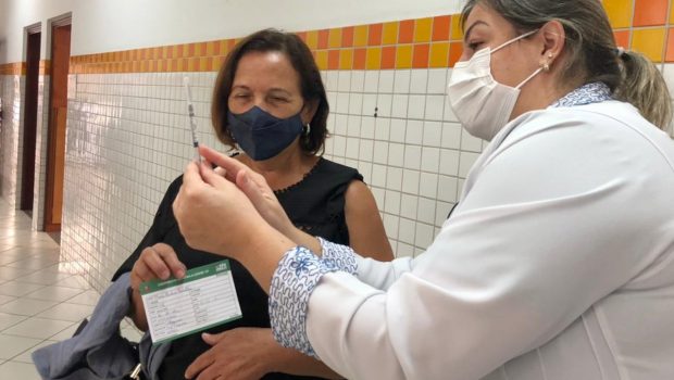 HOJE O DEPARTAMENTO DE SAÚDE REALIZOU VACINAÇÃO CONTRA COVID-19 EM PESSOAS DE 57 ANOS
