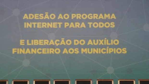 PREFEITO ASSINA TERMO DE ADESÃO AO PROGRAMA INTERNET PARA TODOS