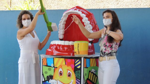 PREFEITURA ENTREGA ESCOVAS E CREMES DENTAIS NAS ESCOLAS E CRECHES
