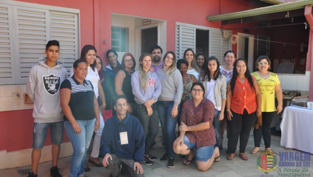 Participantes do curso de operador de caixa recebem certificados