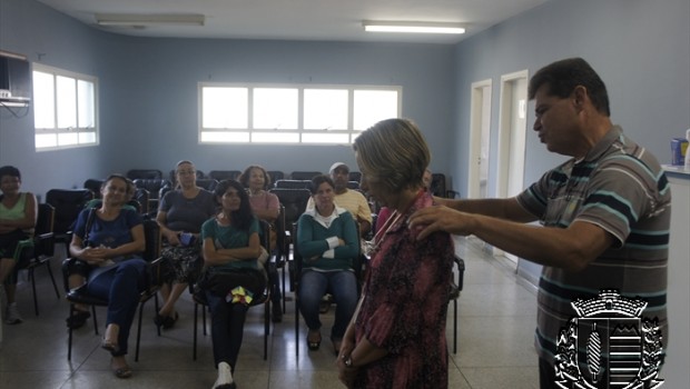 Fisioterapeuta ministra palestra sobre coluna vertebral e como melhorar a postura