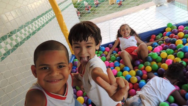 Brincadeiras, trenzinho, cardápio especial e visita a zoológico marcaram as comemorações pelo Dia da Criança