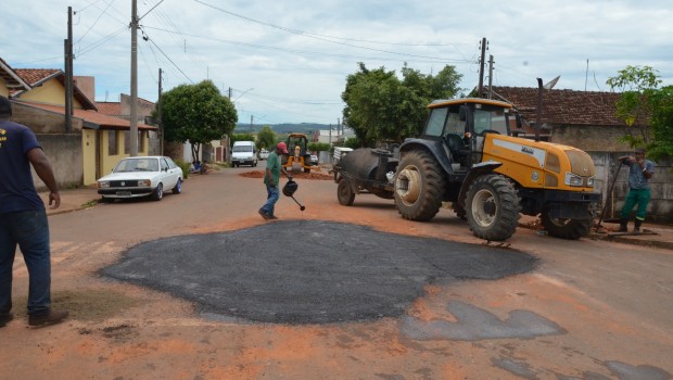 Prefeitura realiza tapa-buracos no Jardim Santa Marta