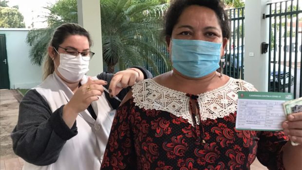 PESSOAS DE 46 ANOS FORAM VACINADAS CONTRA COVID-19 NESTA SEGUNDA-FEIRA (14)