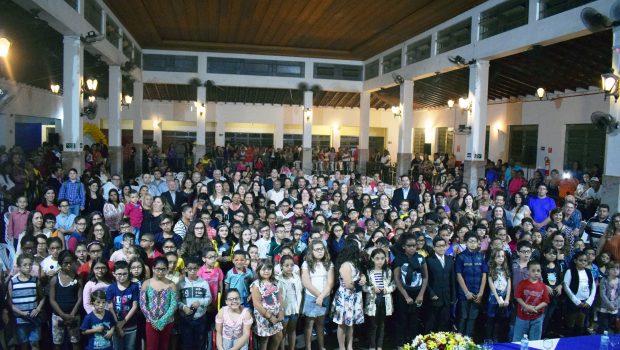 PROGRAMA VER E VIVER ENTREGA ÓCULOS ÀS CRIANÇAS