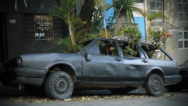 Veículos abandonados nas vias públicas serão recolhidos